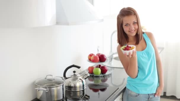 Chica sosteniendo tazón de ensalada — Vídeos de Stock