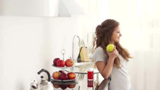 Adolescente de pie con manzana — Vídeos de Stock