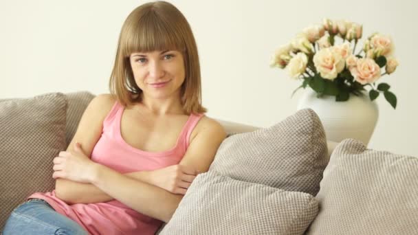 Frau sitzt auf einer Couch — Stockvideo