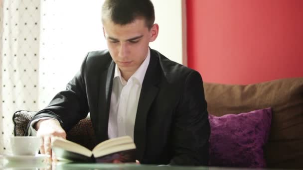 Geschäftsmann liest ein Buch — Stockvideo