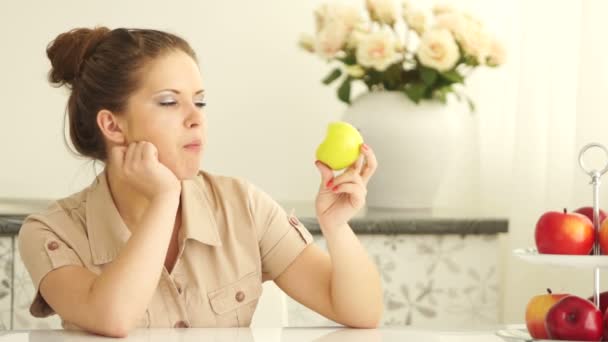 Подросток ест яблоко — стоковое видео