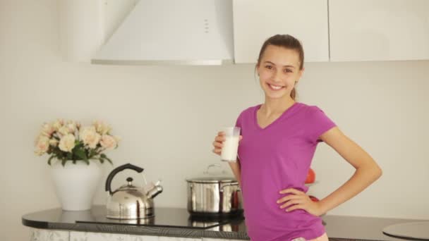 Flickan står i köket — Stockvideo