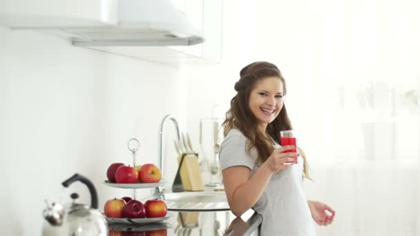 Adolescente bebiendo delicioso jugo — Vídeos de Stock