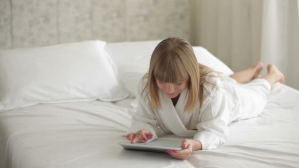 Mujer usando touchpad — Vídeo de stock