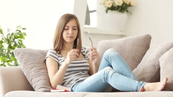 Linda chica leyendo un libro — Vídeo de stock