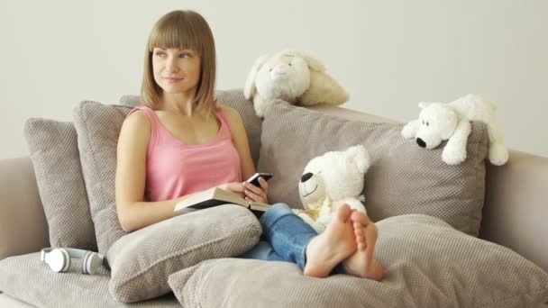 Fille avec un téléphone au repos — Video