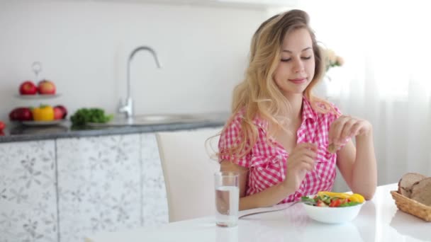 Ung kvinna med skål med sallad — Stockvideo