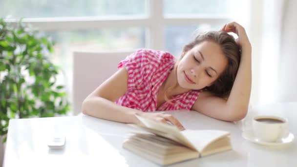 Woman  reading book. — Stock Video