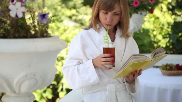 Mujer joven leyendo un libro — Vídeos de Stock