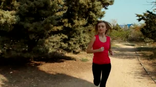 Mujer joven corriendo — Vídeo de stock