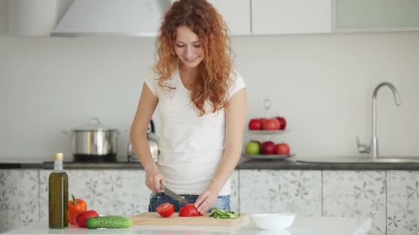 Fiatal nő paradicsom szeletelő — Stock videók