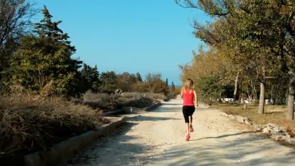 Femme courant dans le parc — Video