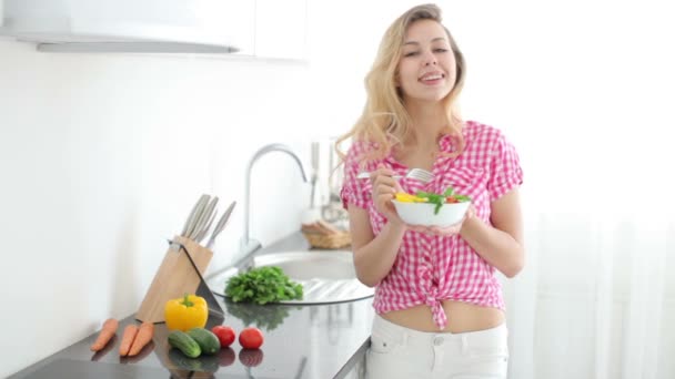 Chica comiendo ensalada de verduras — Vídeos de Stock