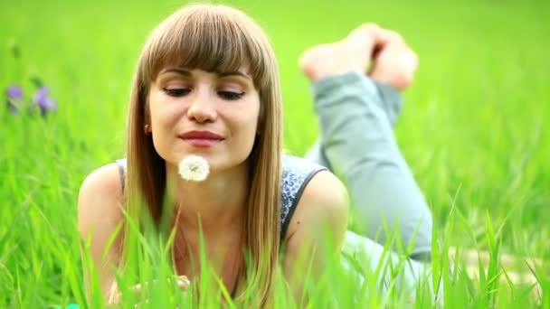 Woman lying on the grass — Stock Video