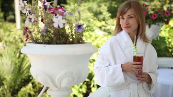 Mujer joven sosteniendo un jugo . — Vídeos de Stock