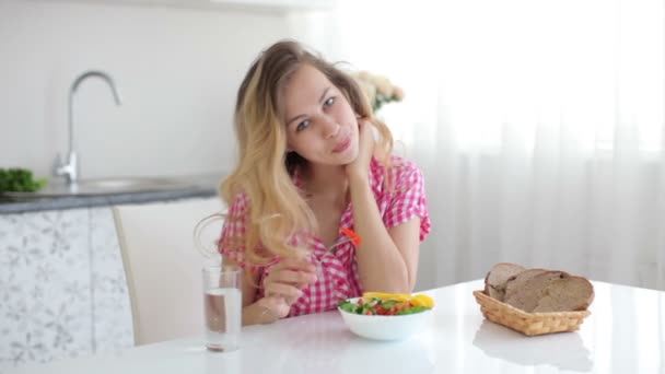 Vrouw eten plantaardige salade — Stockvideo