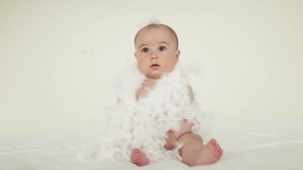 Baby sitting en plumes — Video