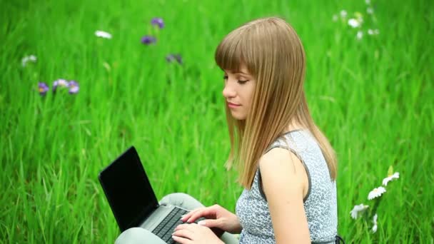 Young woman with laptop — Stock Video