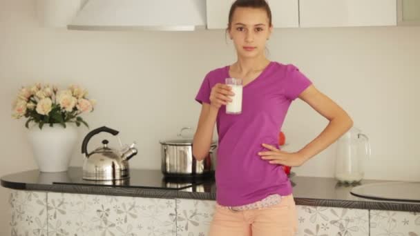 Mädchen trinkt Milch — Stockvideo