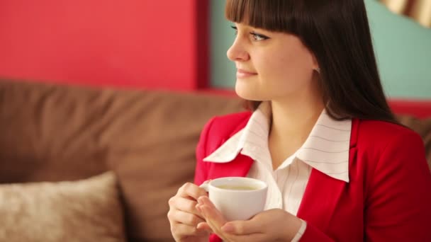 Businesswoman drinking coffee — Stock Video