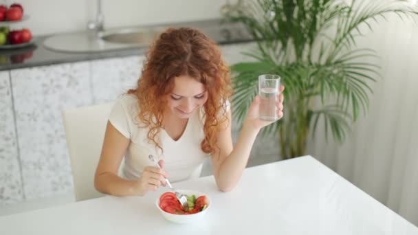 Frau hält Glas Wasser in der Hand — Stockvideo