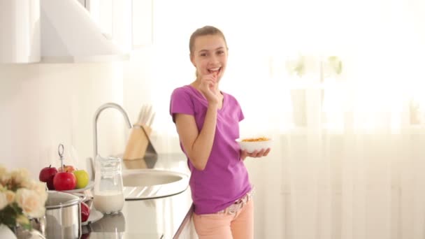 Tonåring äter cornflakes — Stockvideo