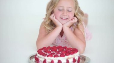 Küçük kız büyük pasta