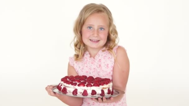 Roztomilá dívka hospodářství velké dort — Stock video