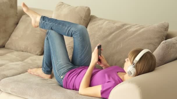 Young woman listening to music — Stock Video