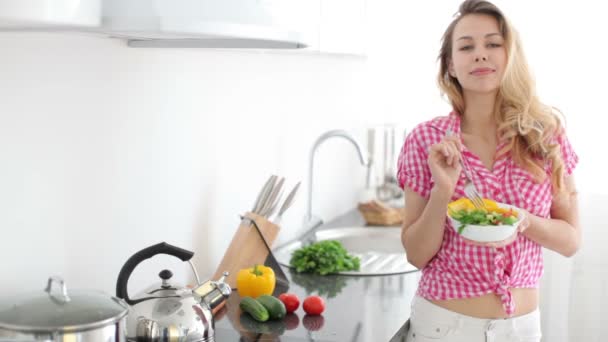 Mujer comiendo ensalada de verduras — Vídeos de Stock
