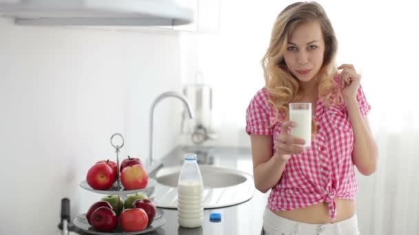 Linda chica bebiendo leche — Vídeos de Stock