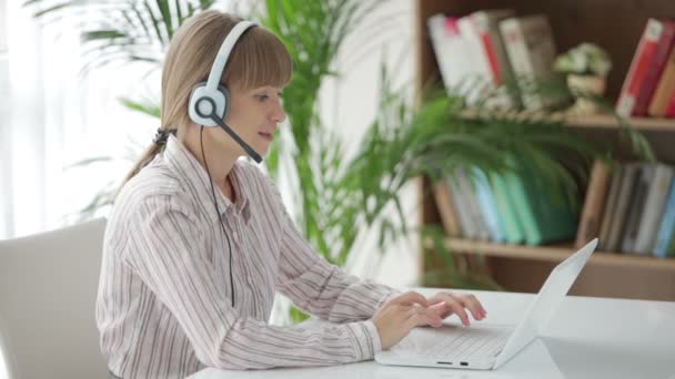 Kobieta w pracy zestawu słuchawkowego — Wideo stockowe