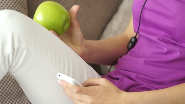 Mujer usando teléfono móvil — Vídeos de Stock