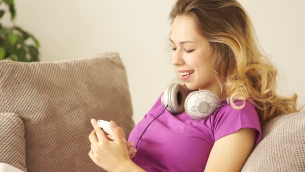 Mujer usando teléfono móvil — Vídeos de Stock