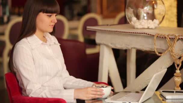 Žena sedí v kavárně — Stock video