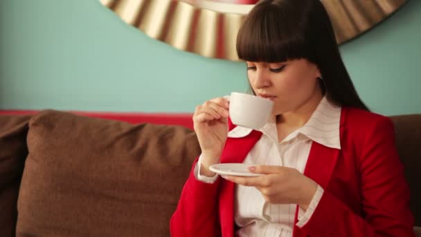 Chica riendo y bebiendo café — Vídeos de Stock