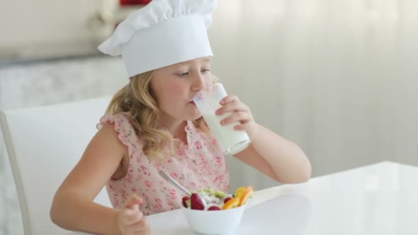 Niña bebiendo leche — Vídeos de Stock