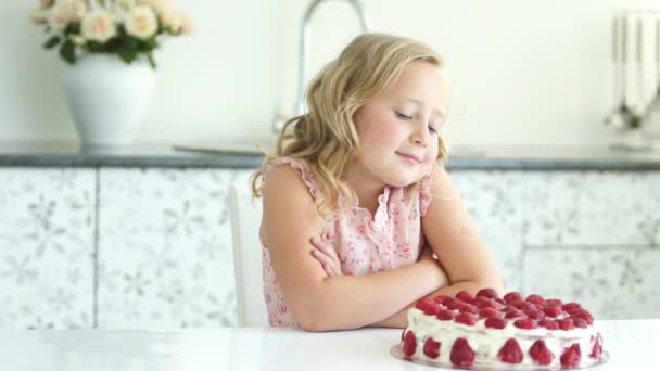 Chica admira pastel y sonriendo — Vídeos de Stock