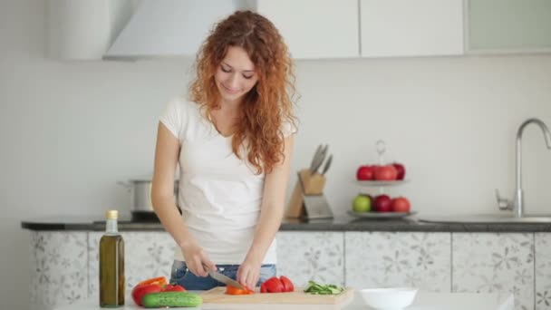 Frau schneidet Gemüse — Stockvideo