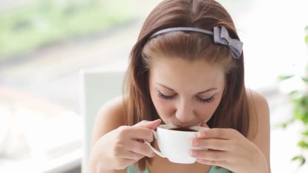 Menina bonito desfrutar de café — Vídeo de Stock