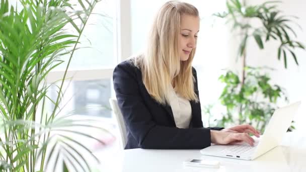 Kobieta siedząca przy stoliku przy użyciu laptopa — Wideo stockowe