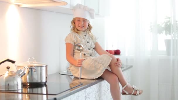 Bambina chef con un mestolo — Video Stock