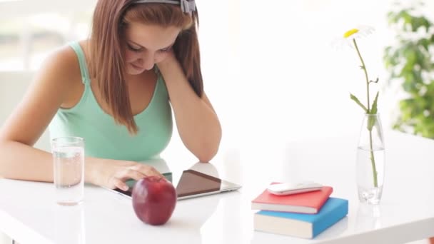 Menina bonito usando touch pad — Vídeo de Stock