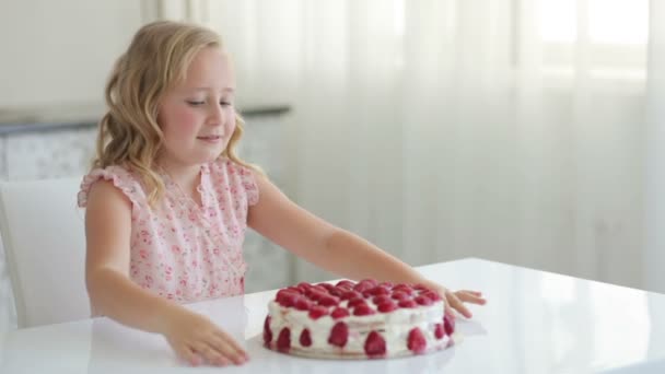 Menina vai comer um bolo de morango — Vídeo de Stock