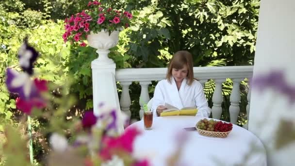 Mujer leyendo un libro — Vídeos de Stock