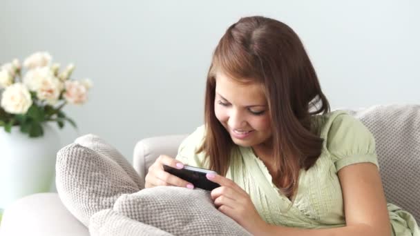 Fille mignonne à l'aide de téléphone mobile . — Video