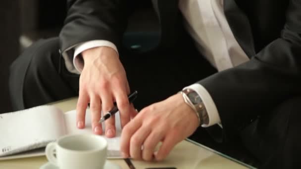 Homme d'affaires assis dans un café — Video