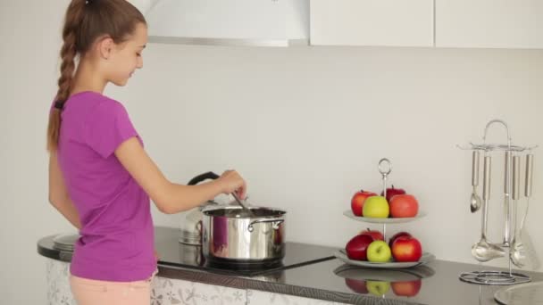 女孩搅拌在锅中的食物 — 图库视频影像