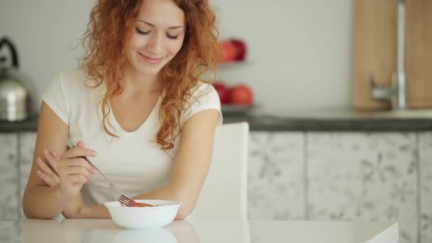 Mujer con tazón de ensalada de verduras — Vídeos de Stock