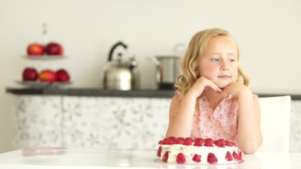 Schattig klein meisje met cake — Stockvideo
